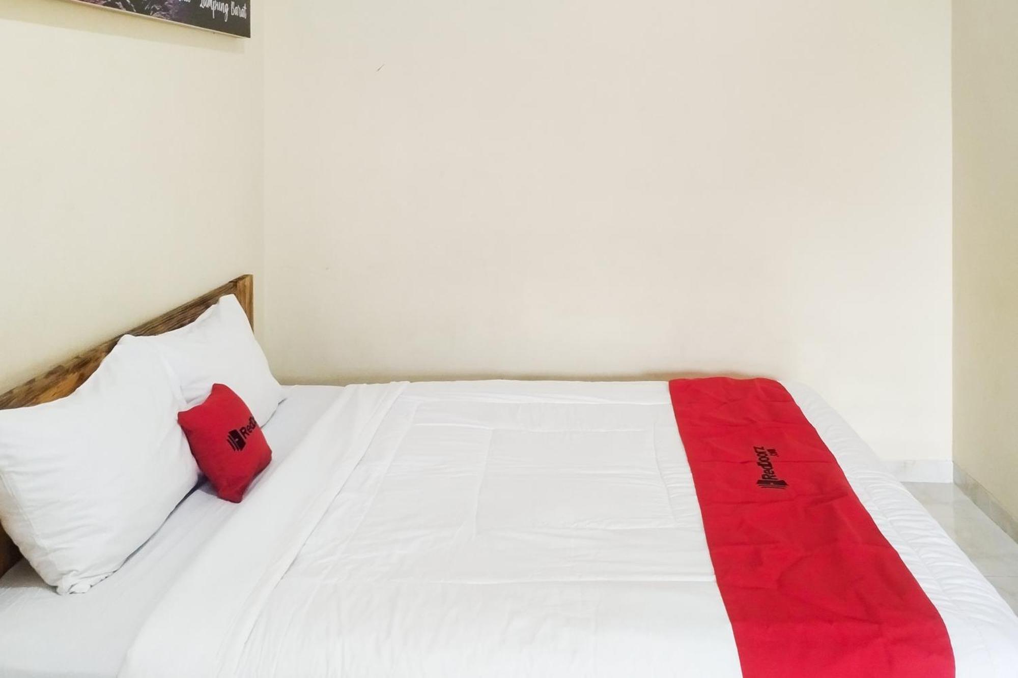 Hotel Reddoorz Syariah At Shakira Alesha Enggal à Bandar Lampung Extérieur photo