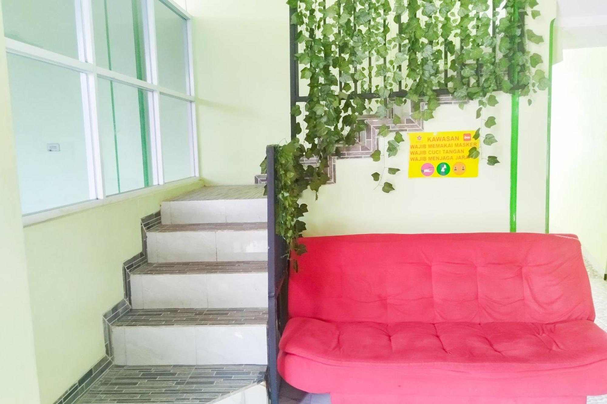 Hotel Reddoorz Syariah At Shakira Alesha Enggal à Bandar Lampung Extérieur photo