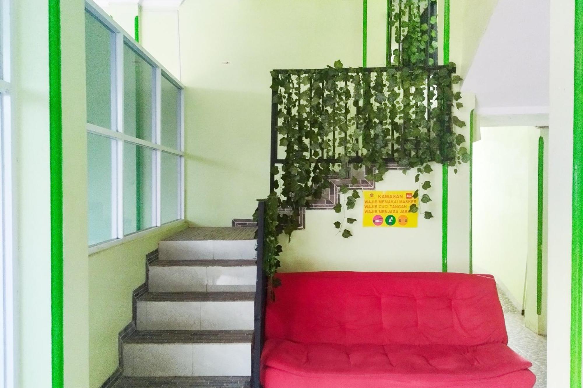 Hotel Reddoorz Syariah At Shakira Alesha Enggal à Bandar Lampung Extérieur photo