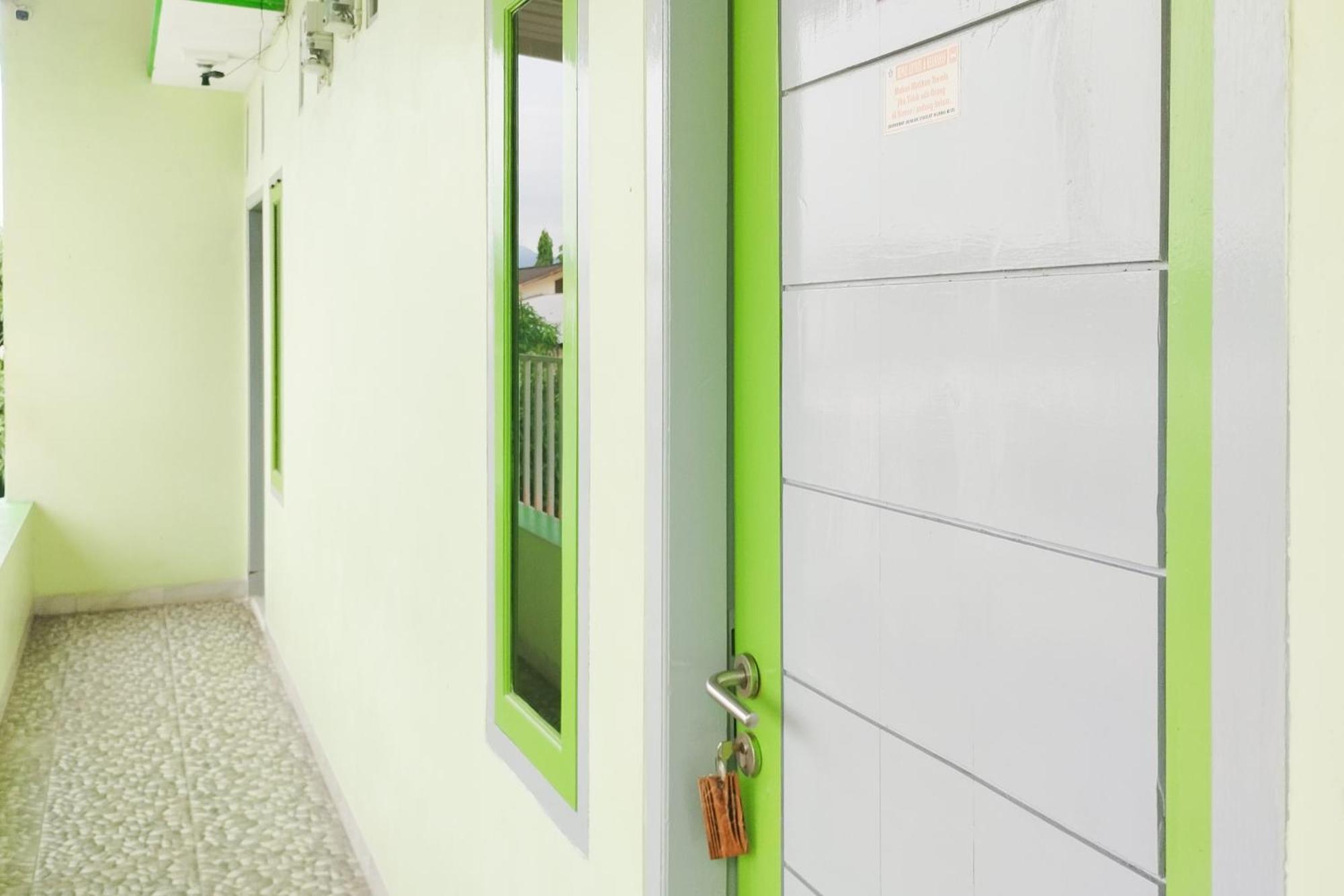Hotel Reddoorz Syariah At Shakira Alesha Enggal à Bandar Lampung Extérieur photo