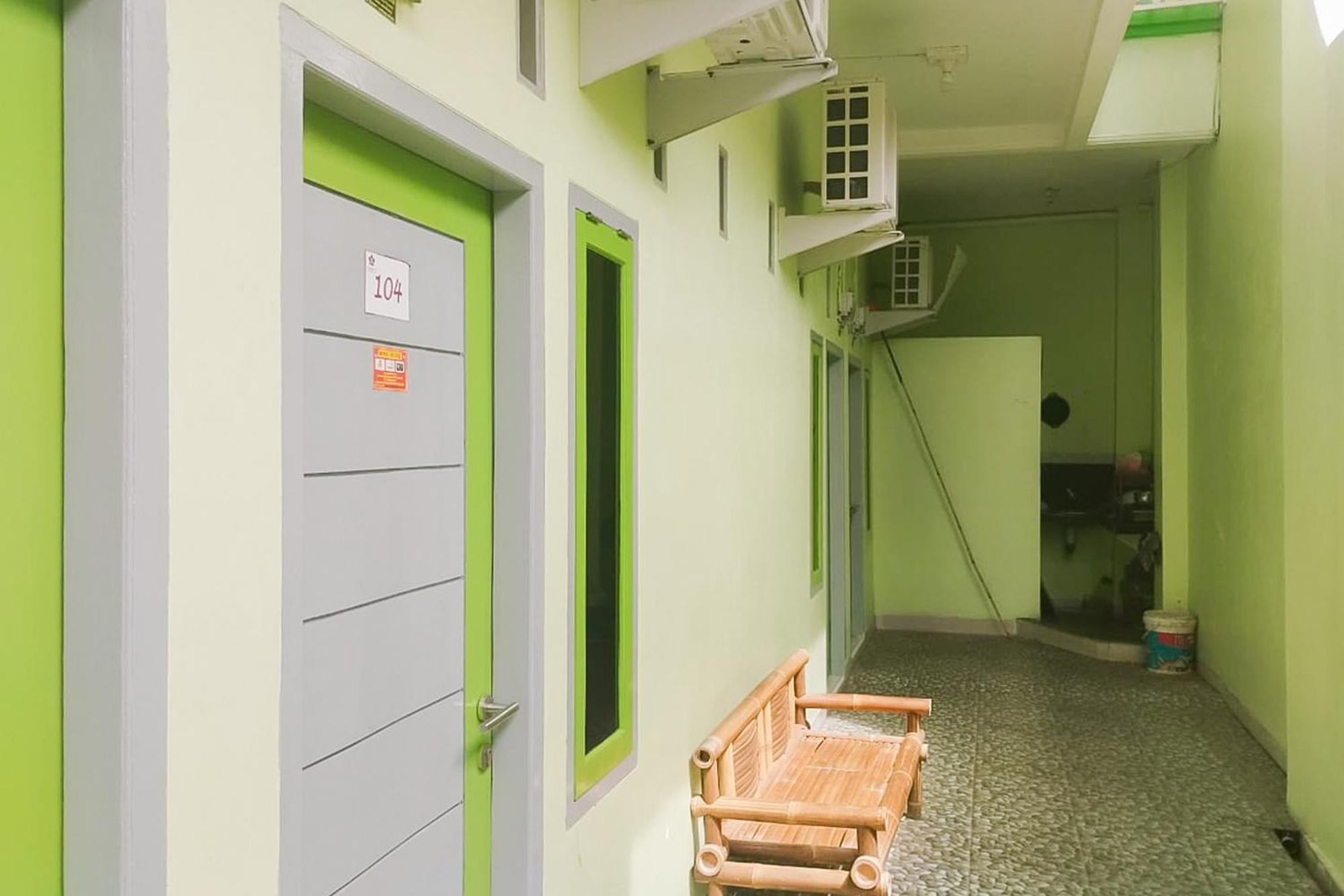 Hotel Reddoorz Syariah At Shakira Alesha Enggal à Bandar Lampung Extérieur photo